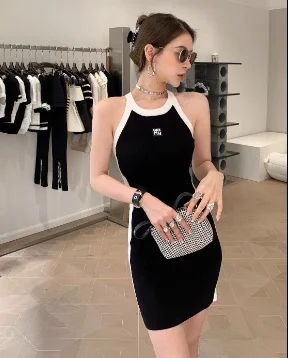 

Женское трикотажное облегающее платье-майка без рукавов