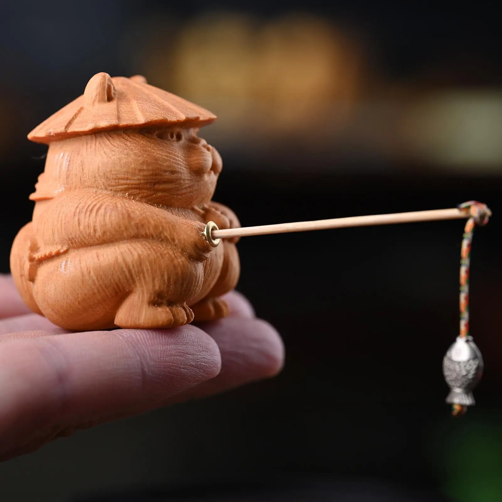 

Милая мультяшная деревянная фигурка кошки, золотой сандал, резной чайный питомец, статуя подставки для благовоний с изображением кошки, креативный домашний декор для рабочего стола