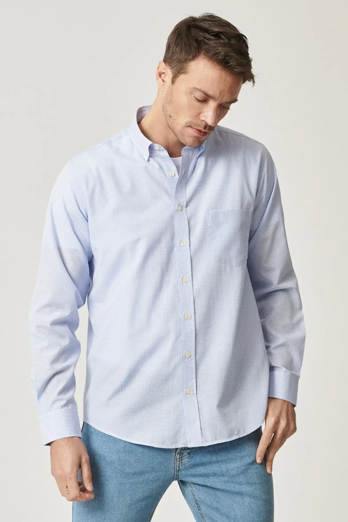 

Мужская рубашка в шотландскую клетку, светло-светильник бая Классическая рубашка с множеством разрезов, пуговицами на лацканах