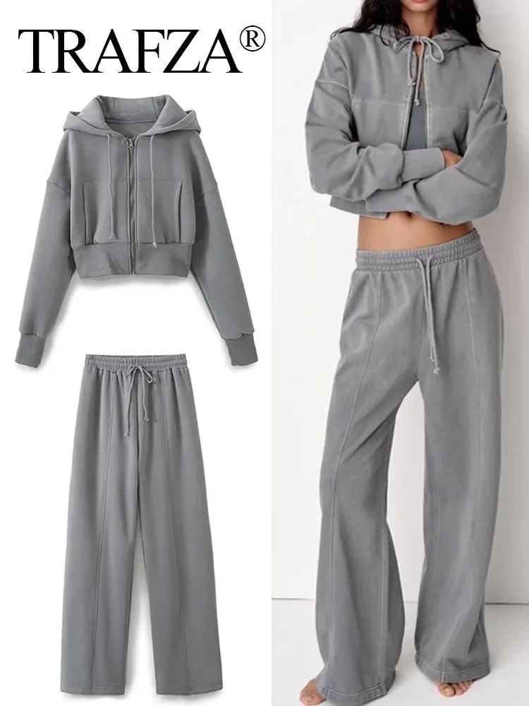 Женский брючный костюм с курткой на молнии и коротким боковым карманом