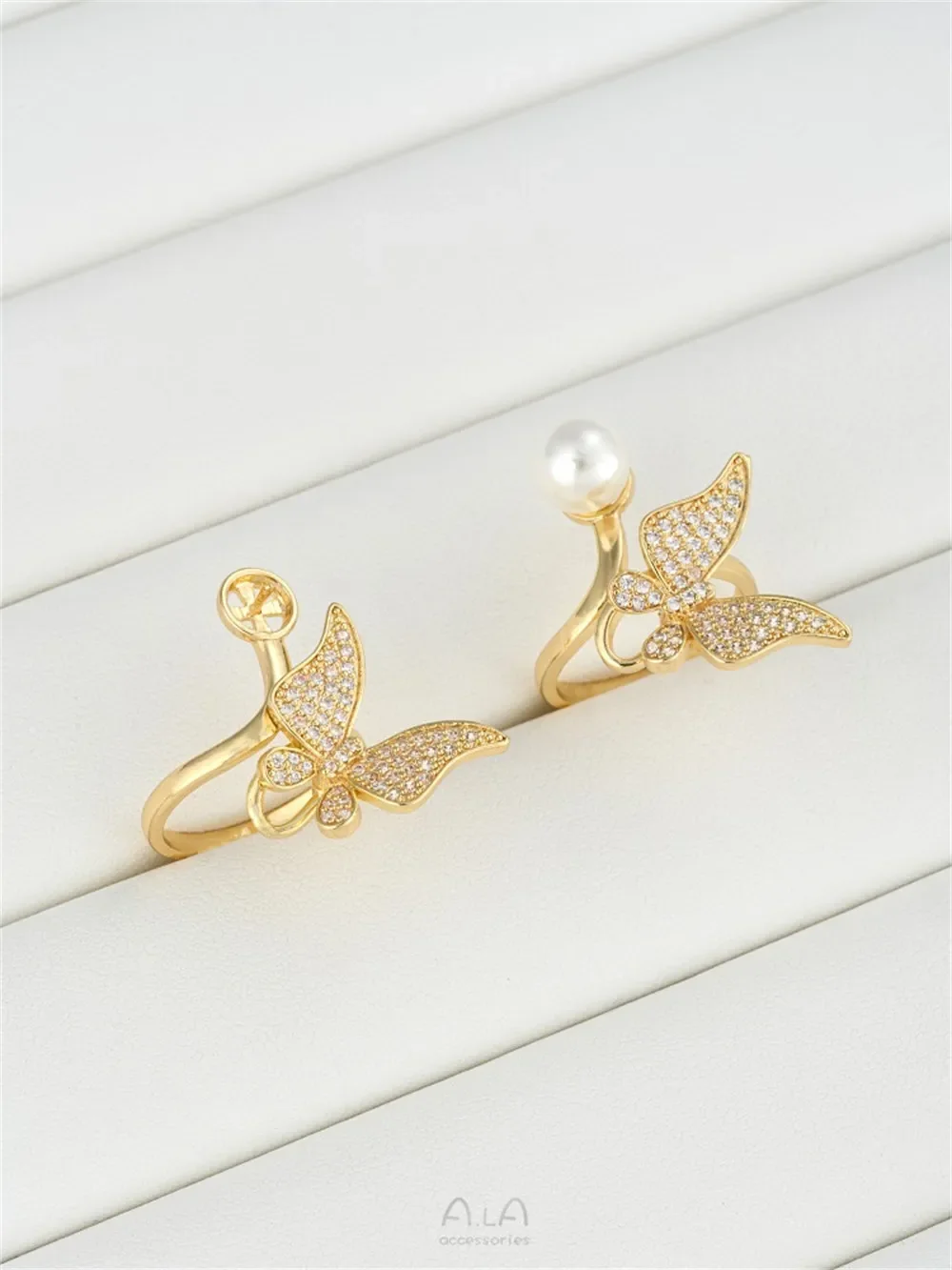 Посылка из 14-каратного золота с микроинкрустацией цирконом маленький цветок