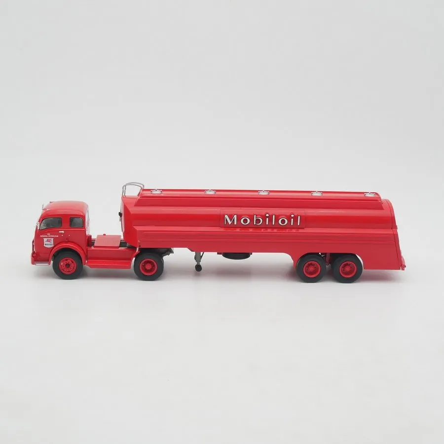 Фото Модель грузовика-цистерны Mobil 3000 из литого металла, масштаб 1:43, белого цвета, от Ixo. №2