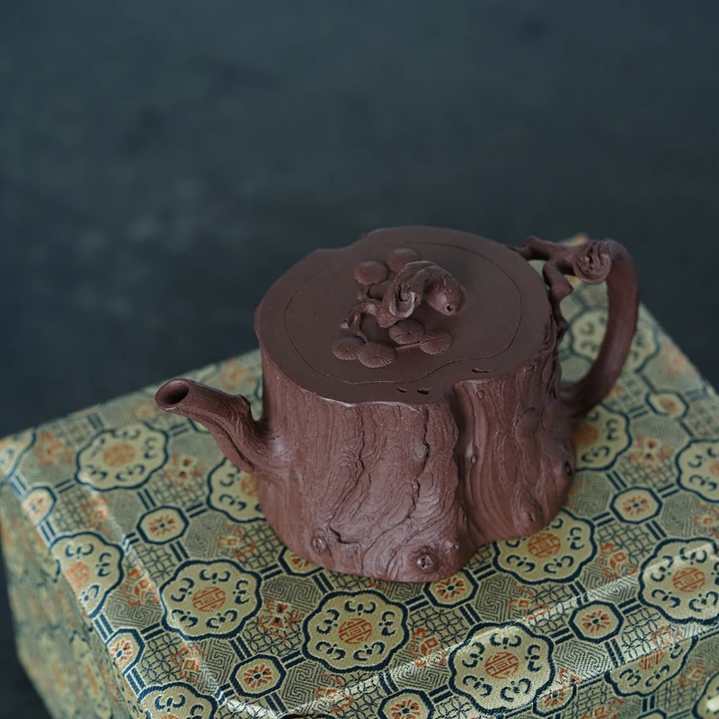 Рисунок 4 - Чайник из фиолетовой глины ручной