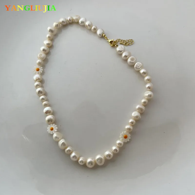

Baroque Freshwater Pearl Little Daisy Necklace Sweet Personality Fashion Clavicle Chain Ms Girl Travel Wedding Accessories 2022