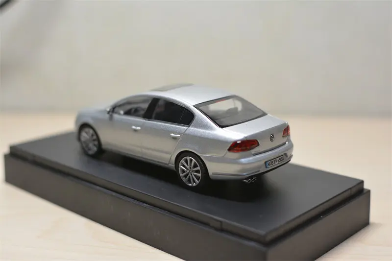 Фото Металлическая модель автомобиля Schuco 1:43 VW Passat B7 Limousine №5