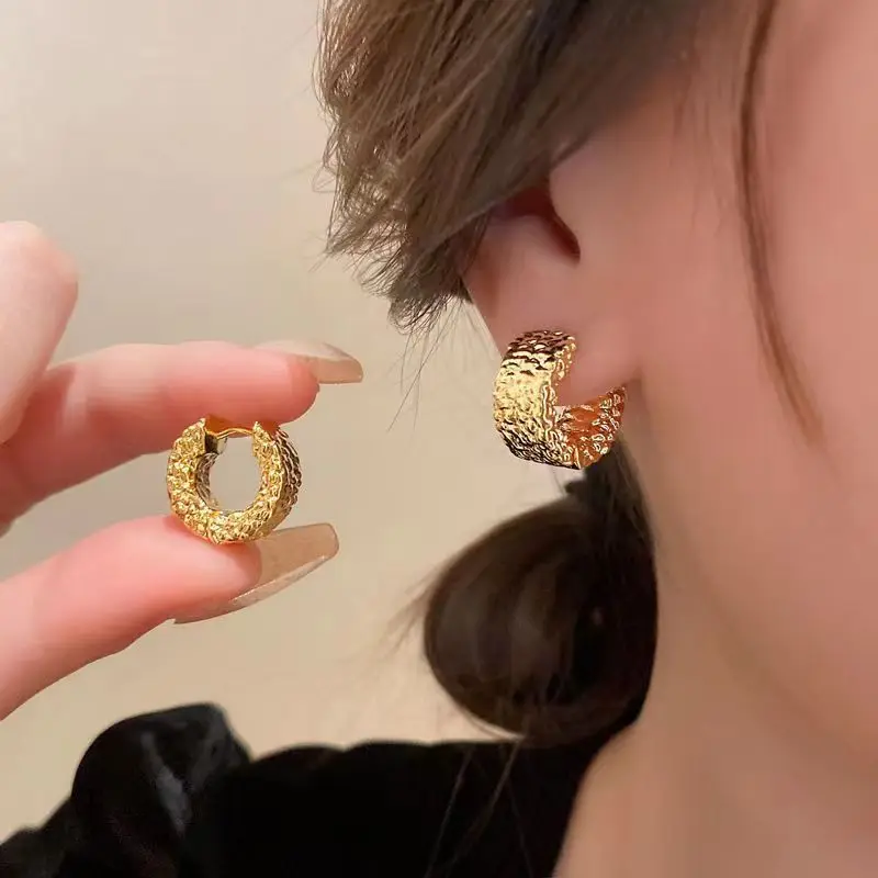 Винтажные серьги-кольца Huggie неправильной формы с коваными ушками позолоченные