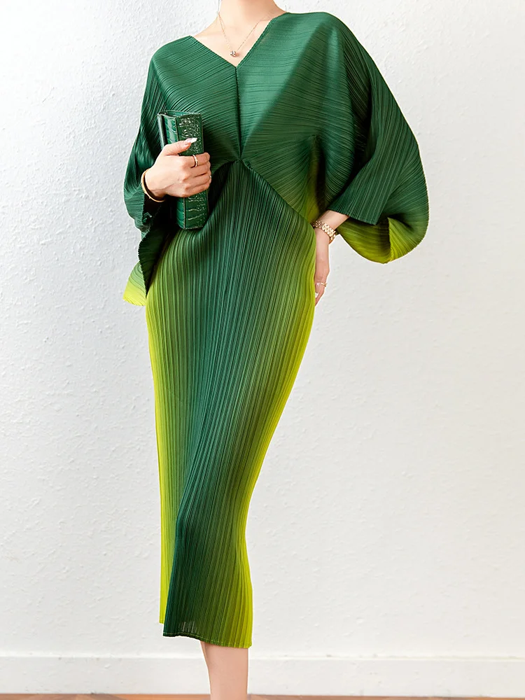 

Женское плиссированное платье с рукавами «летучая мышь», свободное Повседневное платье с градиентом и V-образным вырезом, модель I63J на осень, 2023