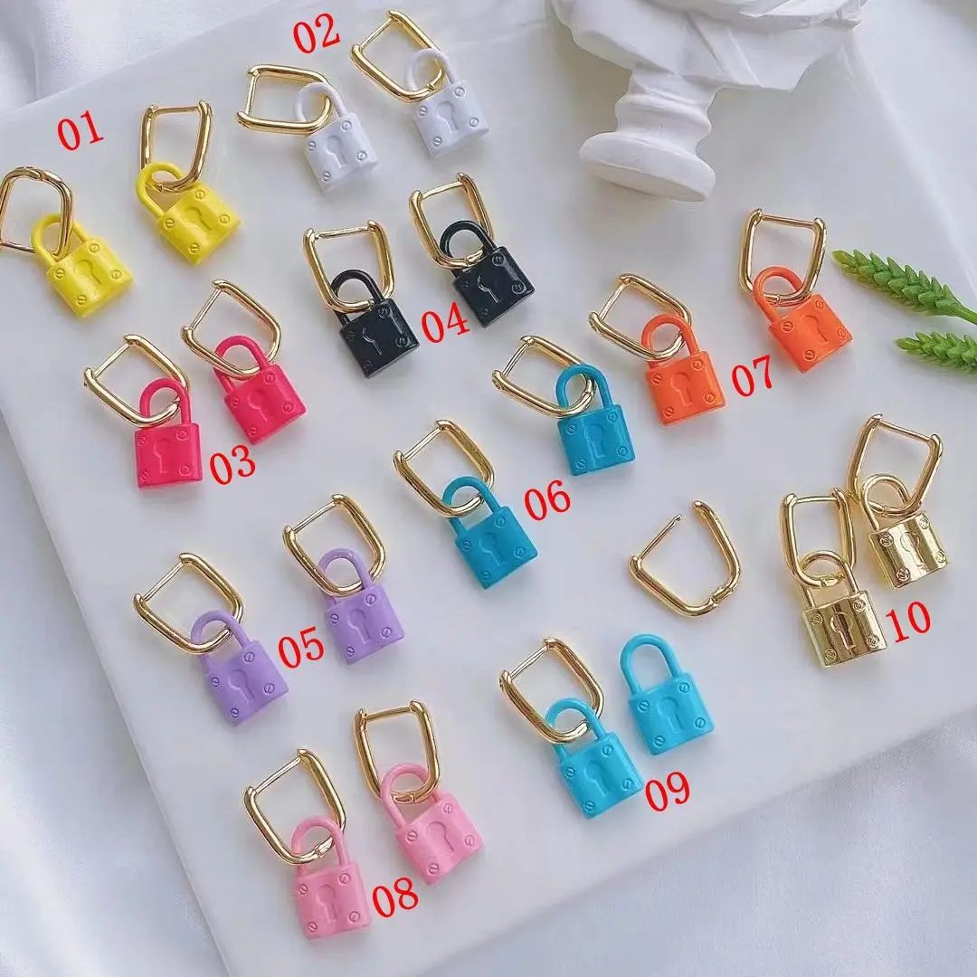 

Серьги-гвоздики Huggie золотого цвета с эмалью, 5 пар