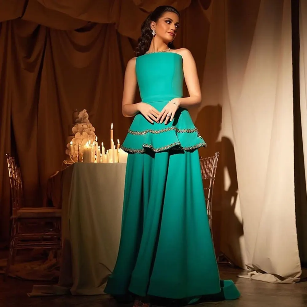 Женское вечернее платье-футляр со шлейфом с драпировкой стразами