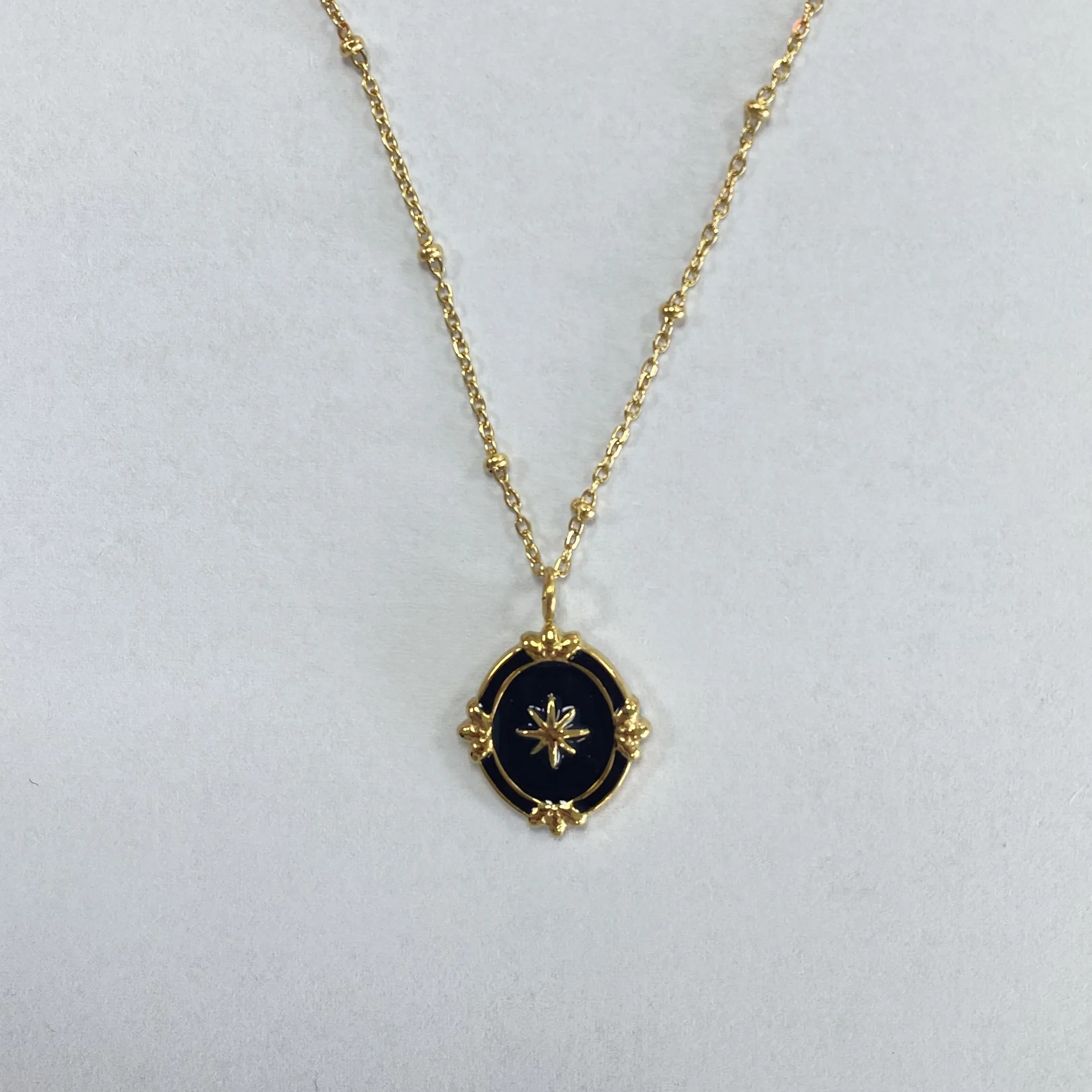

Vintage Palace Style Eight Pointed Star Necklace Electroplating 18k Gold Outer Ring Dripping Oil 2023 New Trend
