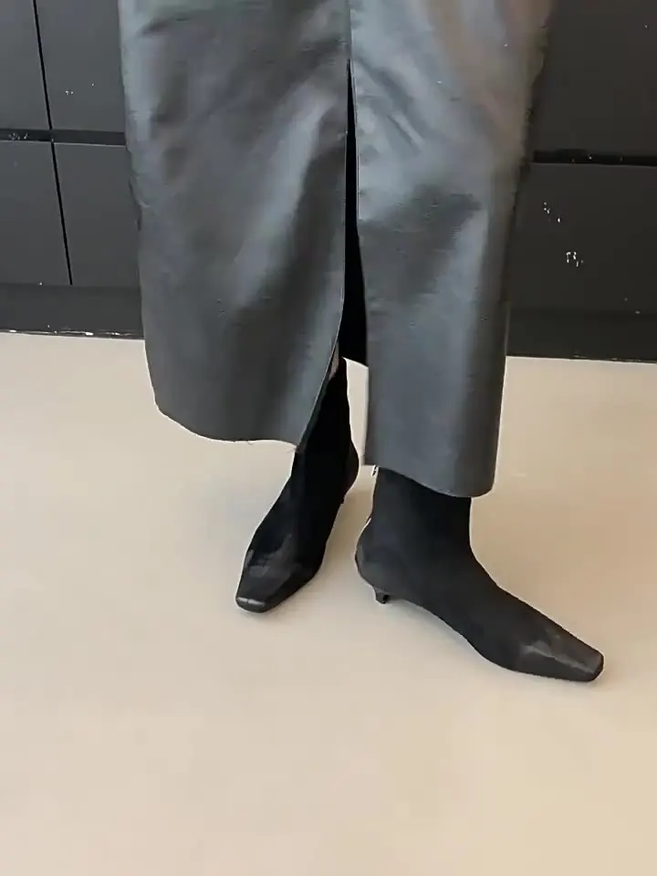 Женские сапоги на плоской подошве. Низкие кожаные резиновые тонком каблуке.