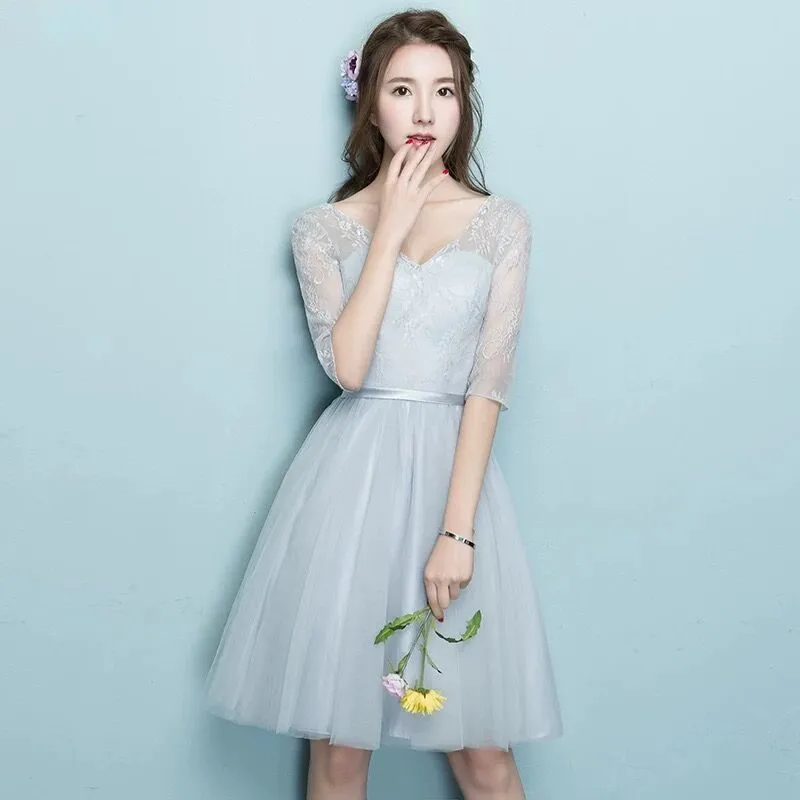 

Серое короткое платье подружки невесты с вырезом лодочкой и коротким рукавом