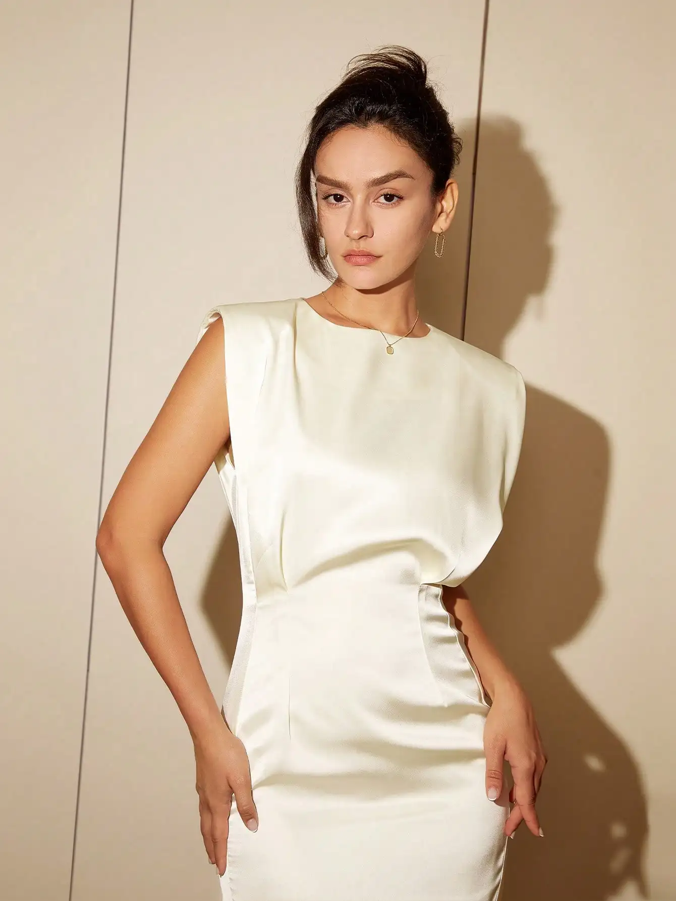 Женское однотонное короткое платье с завышенной талией запахом и круглым