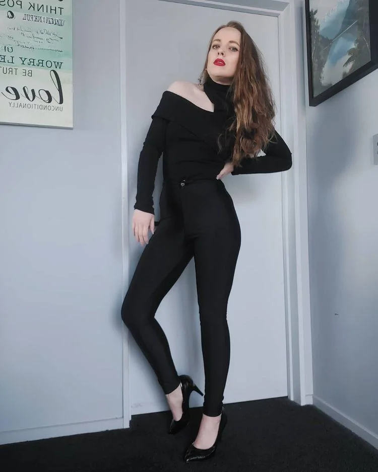 Женский топ с длинными рукавами и вырезом