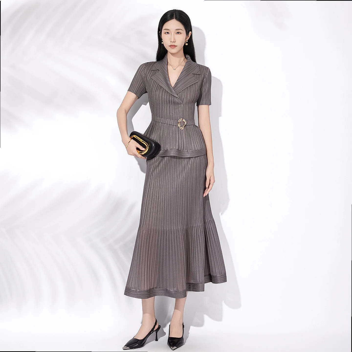 Фото Костюм-двойка Fold Miyake: плиссированная юбка и элегантный топ с коротким рукавом, коричневый, повседневный, модный, приталенный, летний №3