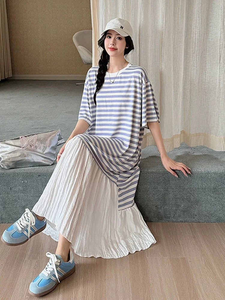 Женское длинное платье в полоску свободное белое составного кроя с коротким