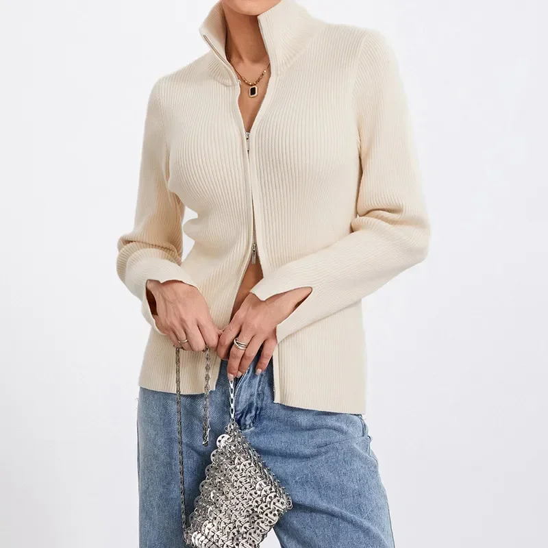 Женский однотонный свитер на молнии