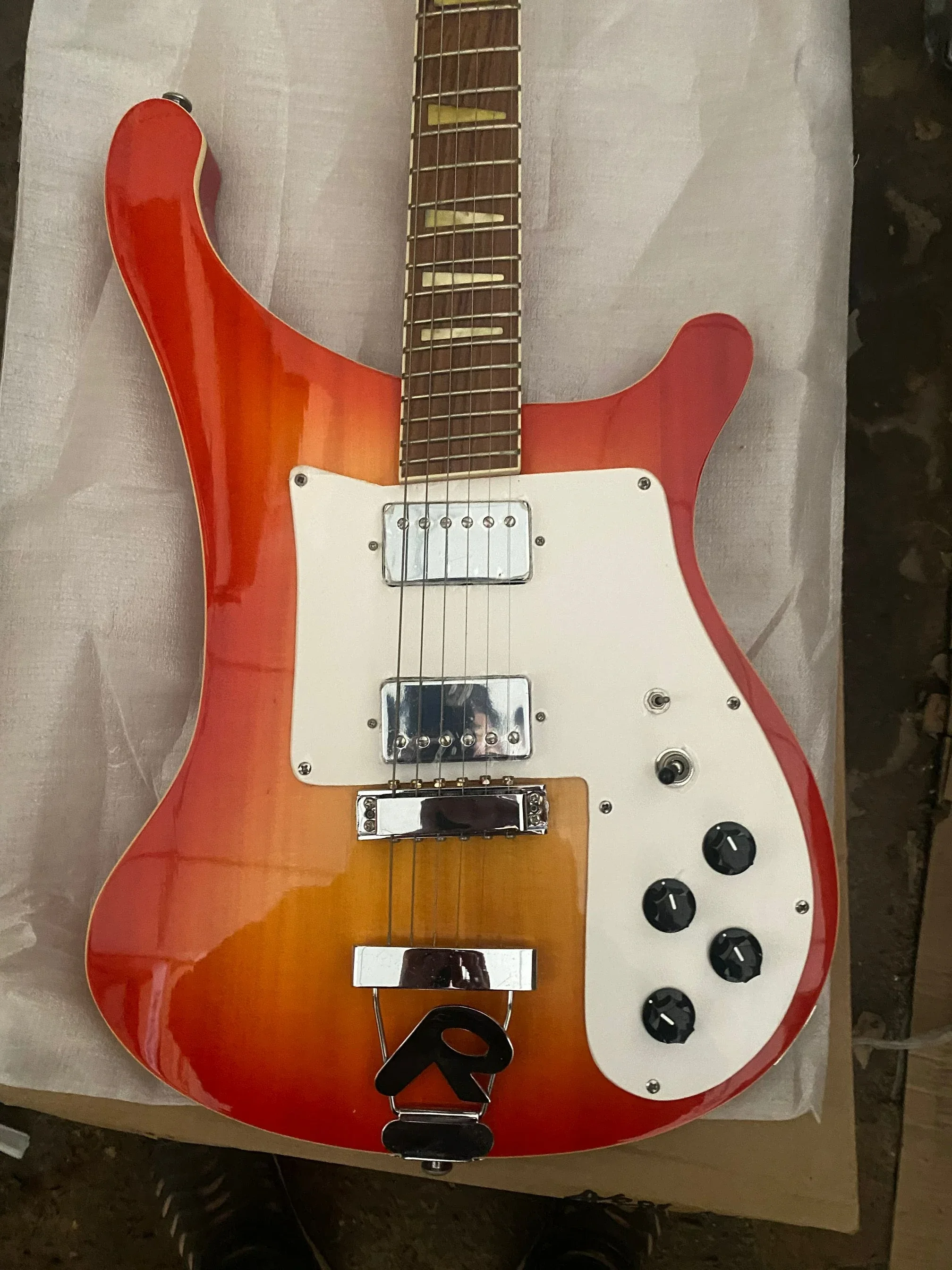 

Custom Shop RIC 6 Strings Cherry Sunburst Sandwich 4003 Electric Guitar, Chorme Hardware, Triangle MOP Fingerboard Inlay