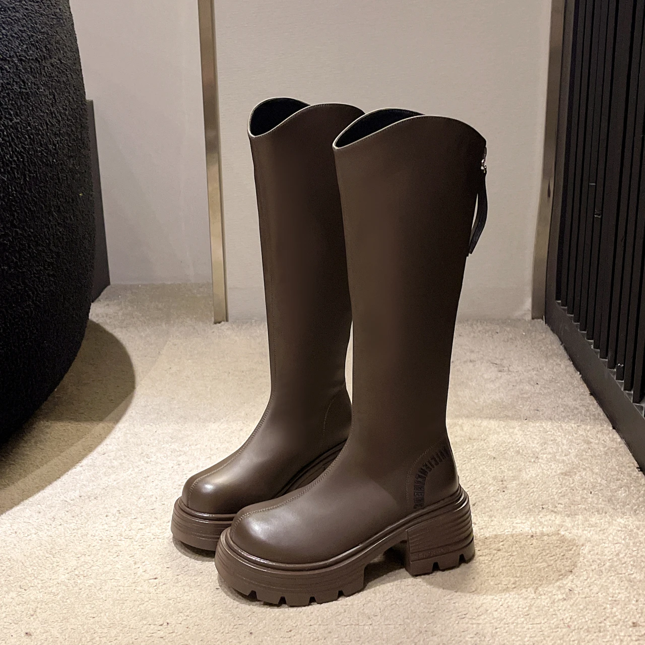 Женские сапоги женские пикантные до бедра пикантная осенняя обувь зимняя 2024 выше