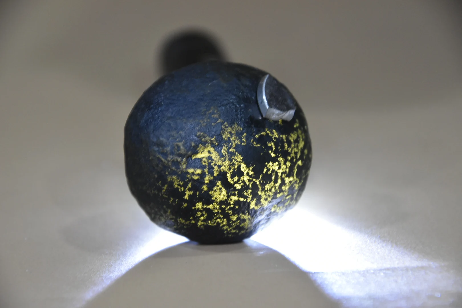 

Hongshan Culture Magnetic Glass Meteorite Stone Crafts Home Decoration Collect