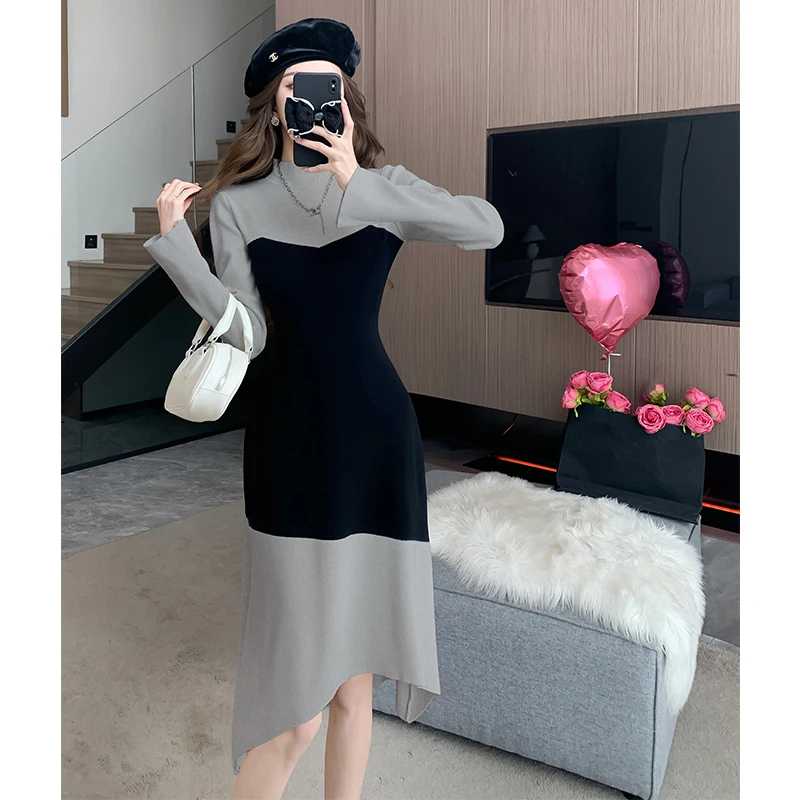 Женское трикотажное платье-свитер в стиле пэчворк с расклешенным рукавом