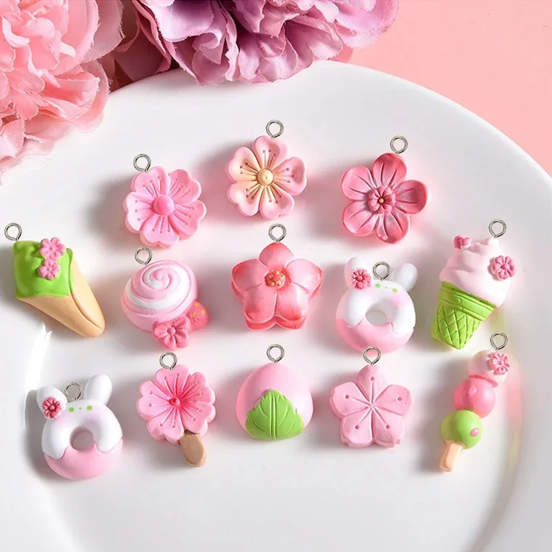 

Розовые цветочные фигурки-пончики из смолы для украшений