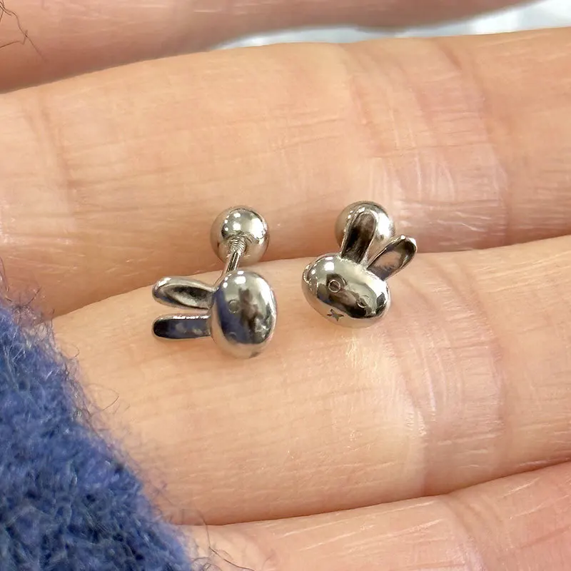 

Женские маленькие серьги-гвоздики из серебра 925 пробы в виде кролика