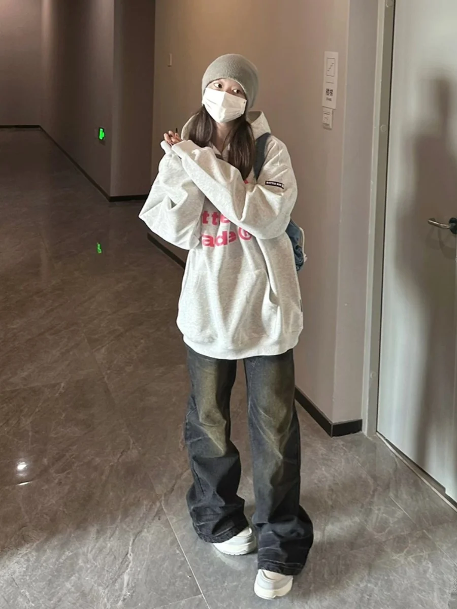 Рисунок 2 - Серый свитер с капюшоном и надписью для женщин