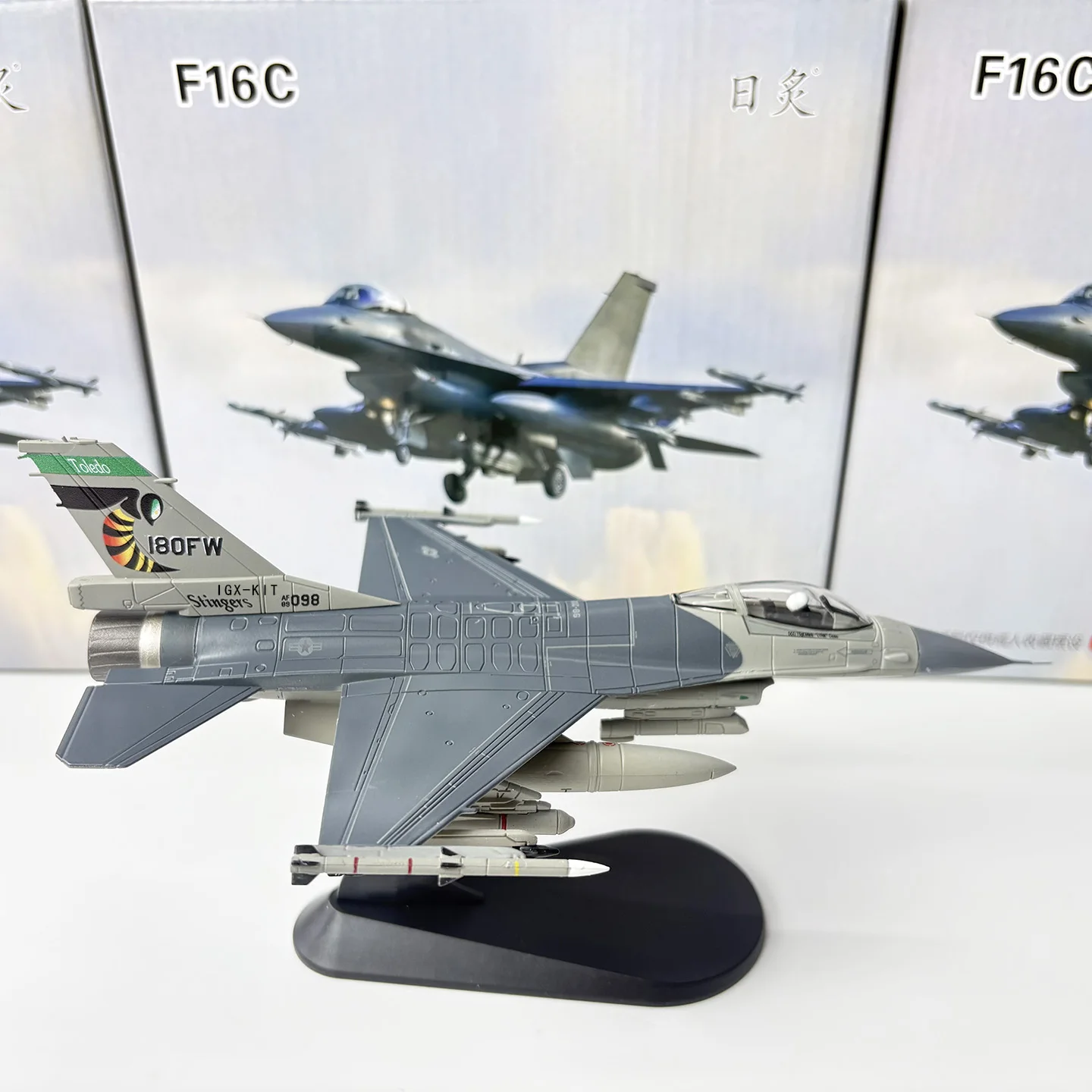 Фото Масштабная модель военного самолета F-16C ВВС США, 1/72, истребитель эскадрильи Stinger, готовая коллекционная модель из литого металла, украшение №4