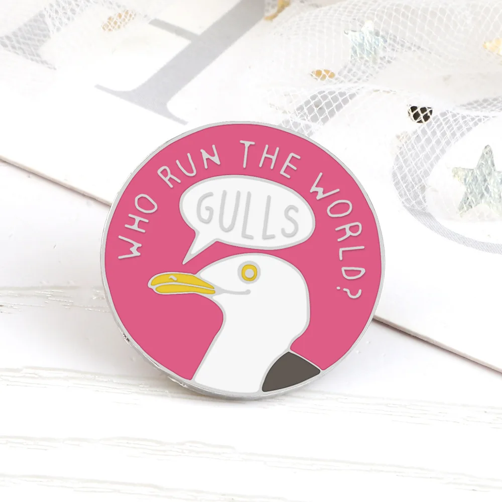 Kiss Jewelry Funny White Goose Carrying a Knife Enamel Brooch Pins Women Men Cute Backpack Hat Shirt Collar Lapel Pin Party Gift