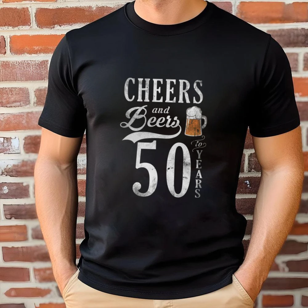 Фото Винтажная футболка 1976 года с принтом «Cheers And Beers To 50 Years» для мужчин, с эффектом потертости, с принтом кружки и цифр, к 50-летию, на пятидесятилетие №1