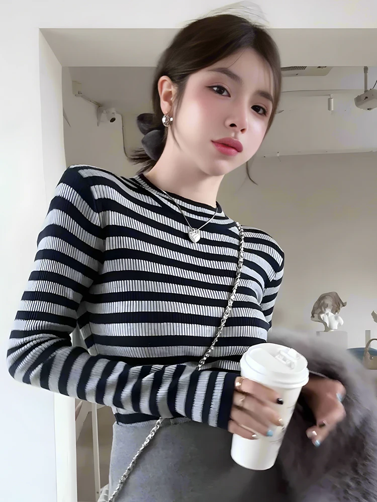 Вязаная нижняя рубашка в полоску стиле ретро женская осень и зима 2024 новые