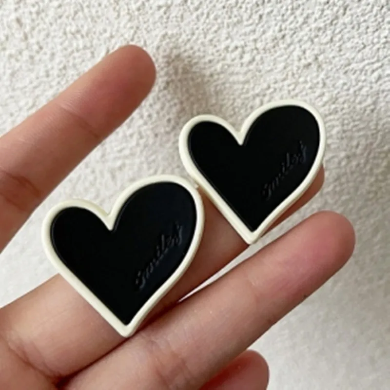 

Elegant White Black Cute Heart Stud Earrings Girl Women Korean Aesthetic Students Jewelry Vintage Big Love Gifts 2022