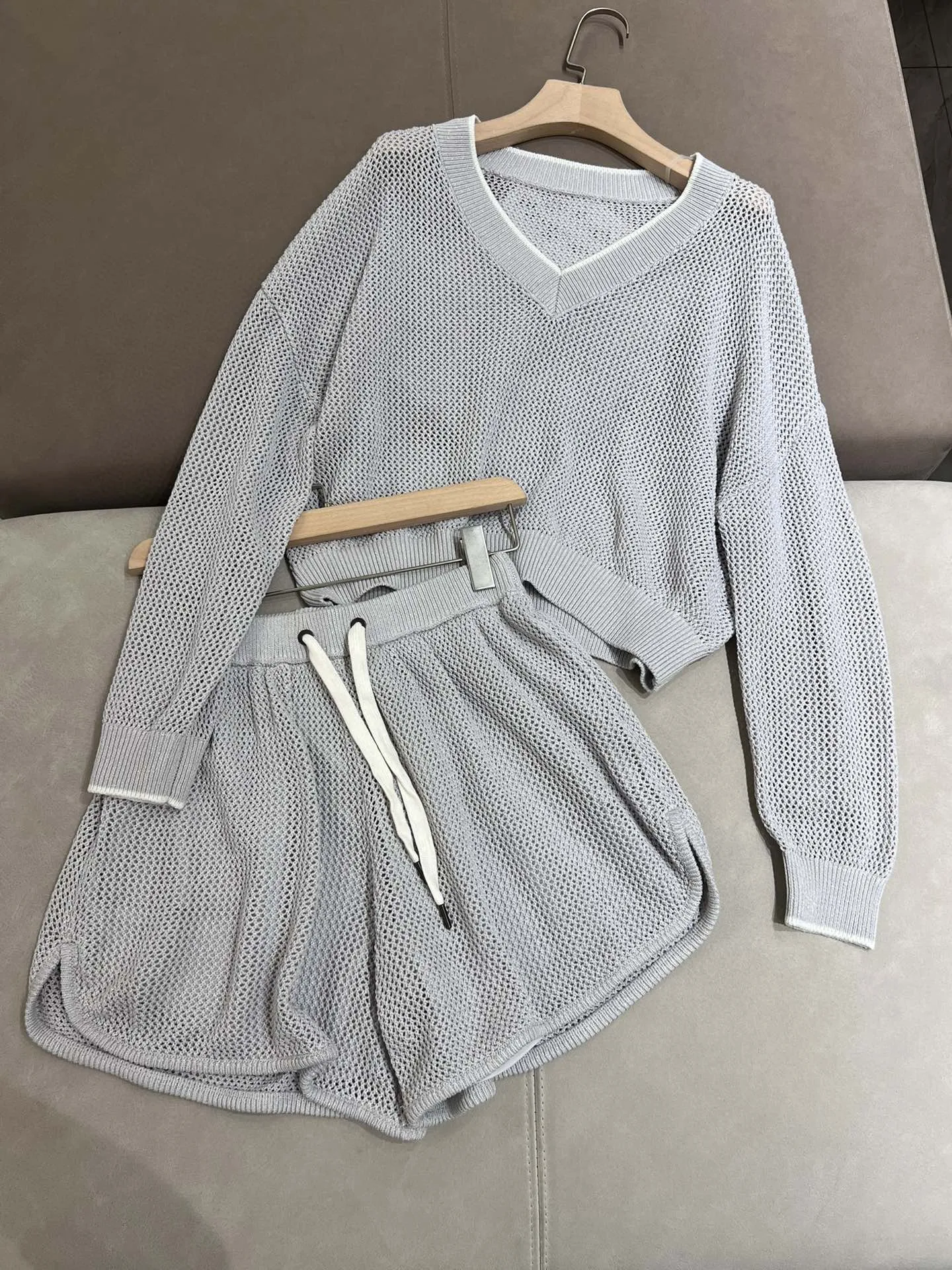 Летний повседневный костюм из блестящей трикотажной пряжи и льняных шорт