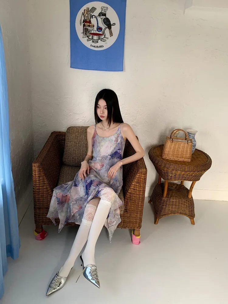 Женское платье с юбкой годе облегающее асимметричным подолом и принтом масляной