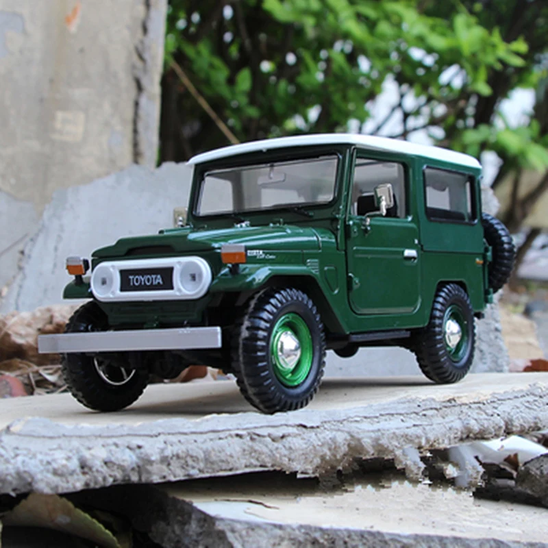 Классическая модель автомобиля TOYOTA FJ40 1:24 из сплава литой металлический