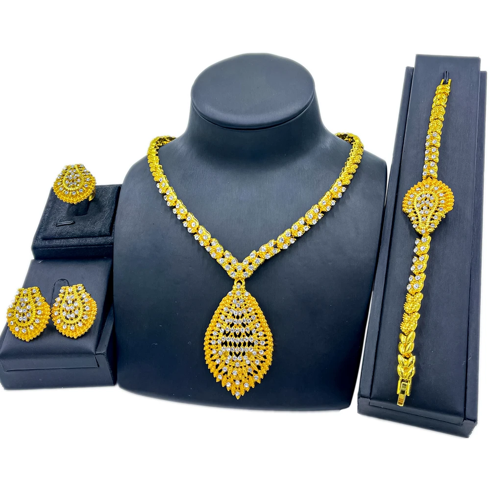 

Комплект из колье и серёг, с кристаллами