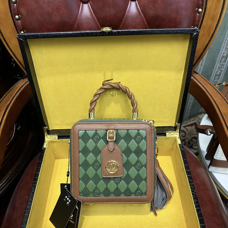 2023 New Genuine Leather Famous Brand Designer New Fashion Single Shoulder Messenger For Women Classic Small Square Packet