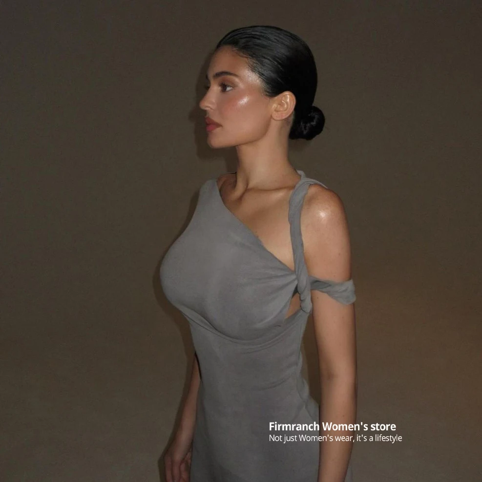 Серые сексуальные обтягивающие футболки и облегающие штаны для йоги