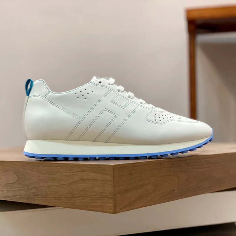 

The upper of 2022 new series men's sports shoes is made of imported cow leather, which has a very layered leather lining.