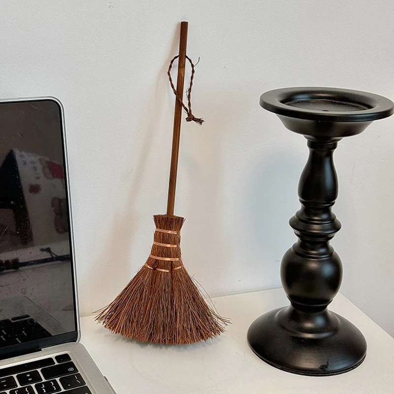 

Деревянная настольная метла