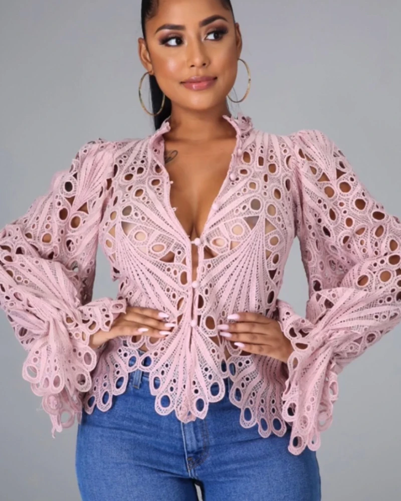 

Женская Кружевная футболка, белая ажурная футболка с V-образным вырезом и длинным рукавом-фонариком, элегантная однотонная уличная одежда, ...