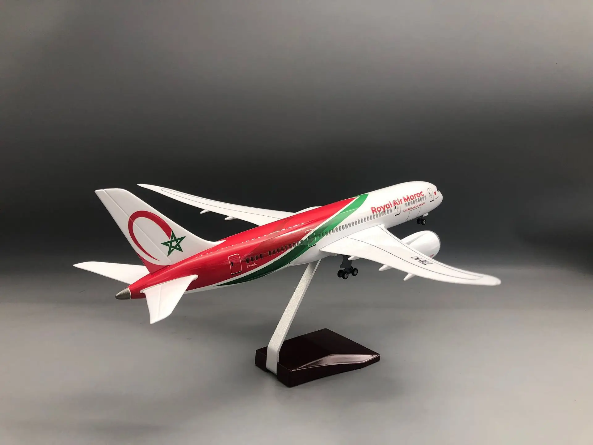 Фото Масштабная модель самолета Royal Air Maroc 787 (1:130) с подставкой, сувенир для взрослых авиационных энтузиастов, подарок, декор для дома или офиса №2