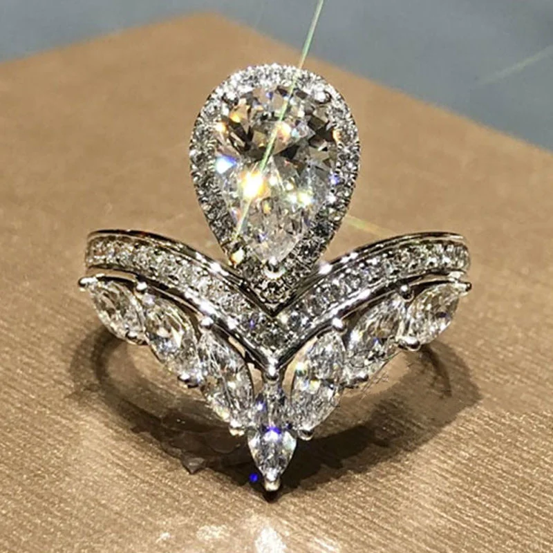 

Кольцо из серебра 925 пробы с фианитом, 18 К