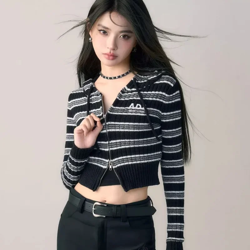 Женский трикотажный свитер с капюшоном в полоску