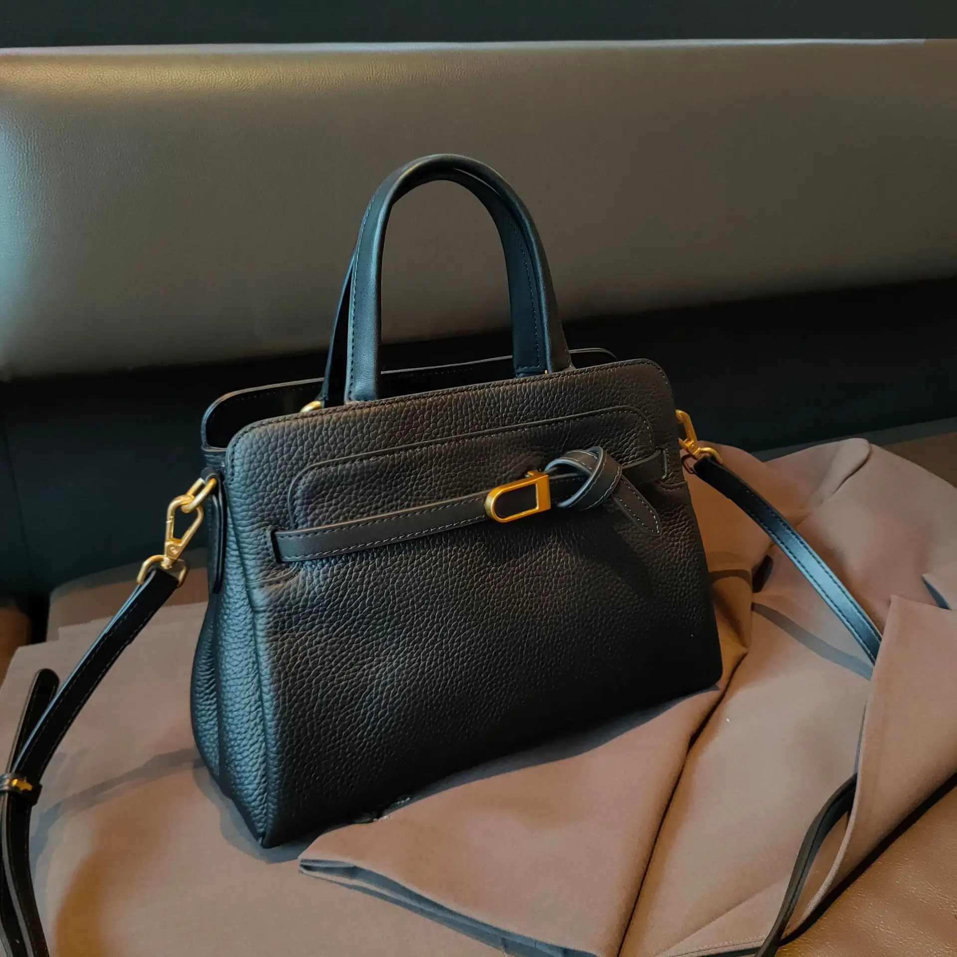 

2022 New Single Shoulder Women's Bag Large Capacity Hand Carrying Cow Leather Women's Bag Black Large Bag