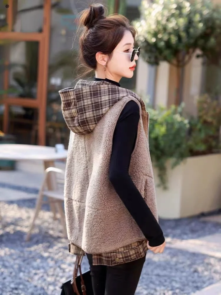 Женский кардиган без рукавов на молнии с капюшоном