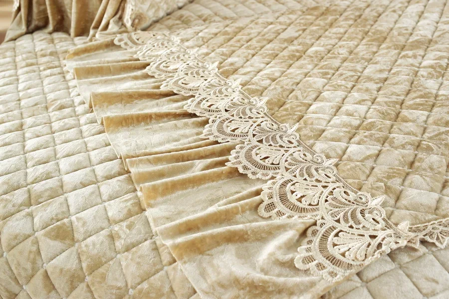 Кружевной чехол для дивана с вышивкой золотистый бархатный на подол Европейский