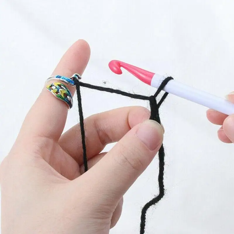 

1pc Peacock Shape Knitting Loop Crochet Loop Knitting Adjustable Thimble Finger Wear Accessories Knitting Tools D3O3