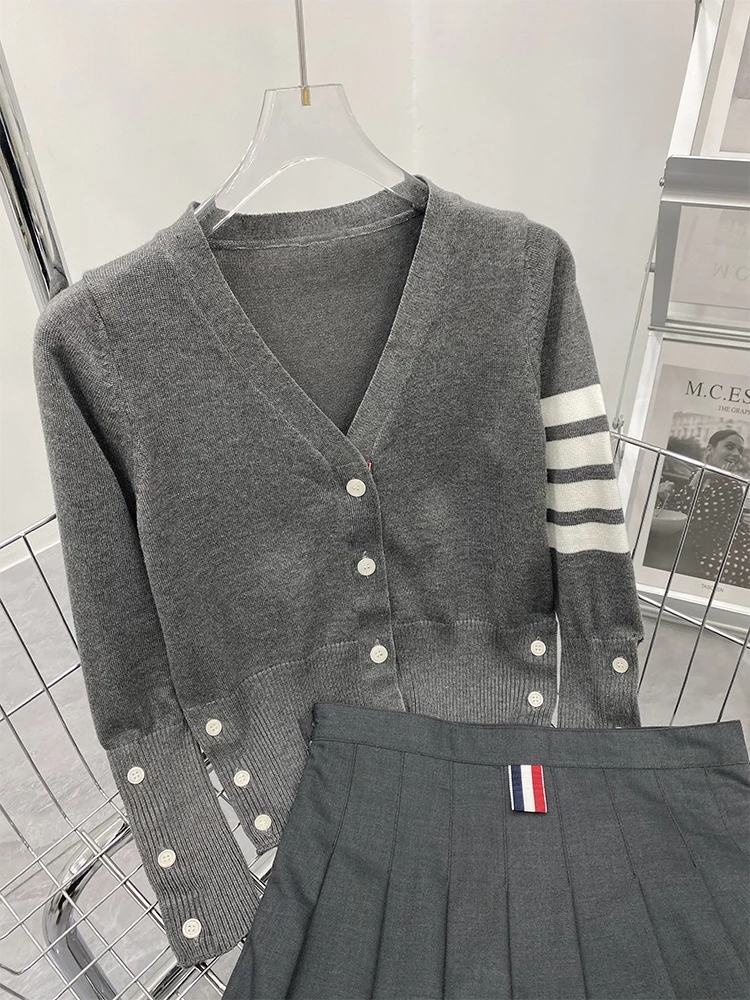 

Женский тонкий кардиган с V-образным вырезом и завышенной талией